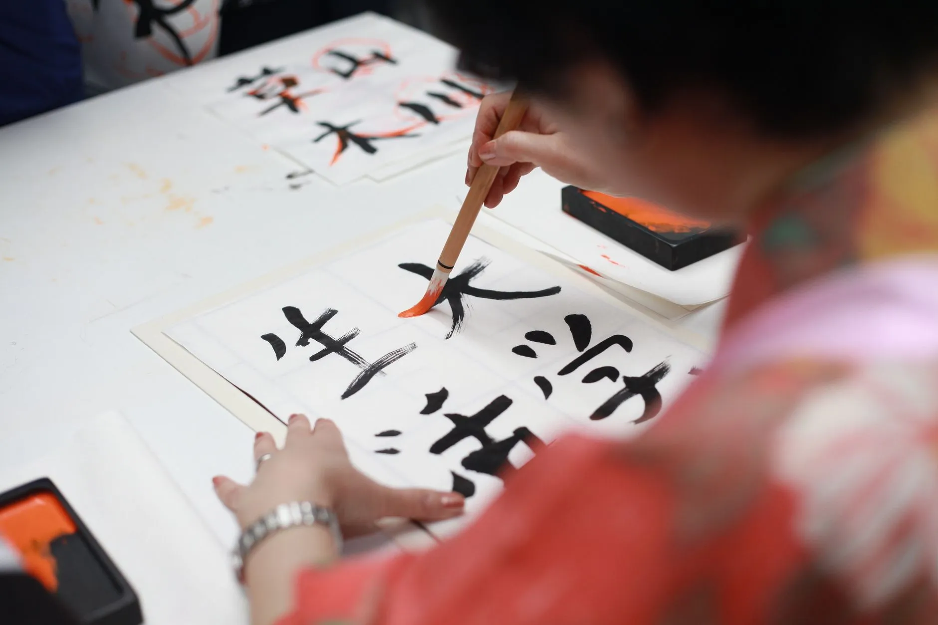 郑州艺轩阁实木踢脚线全系产品规格与安装技术详解